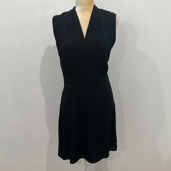 Theory Dresses & Skirts - Theory Sleeveless V- Neck Dress Size 8